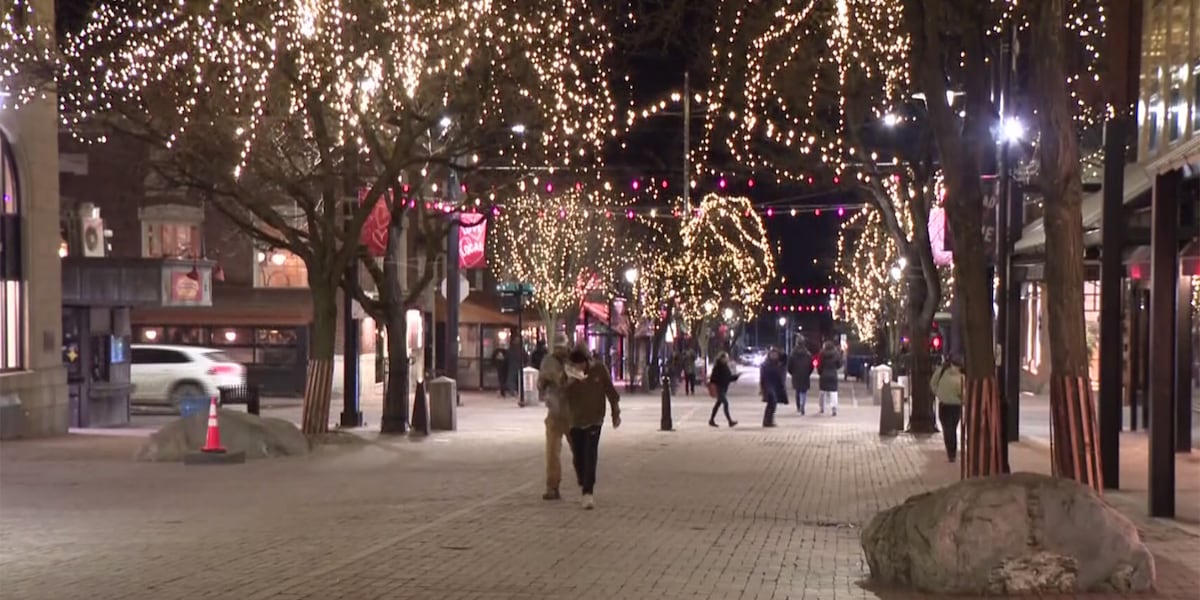 Holiday shopping brings a boost to Burlington businesses Holiday shopping brings a boost to Burlington businesses